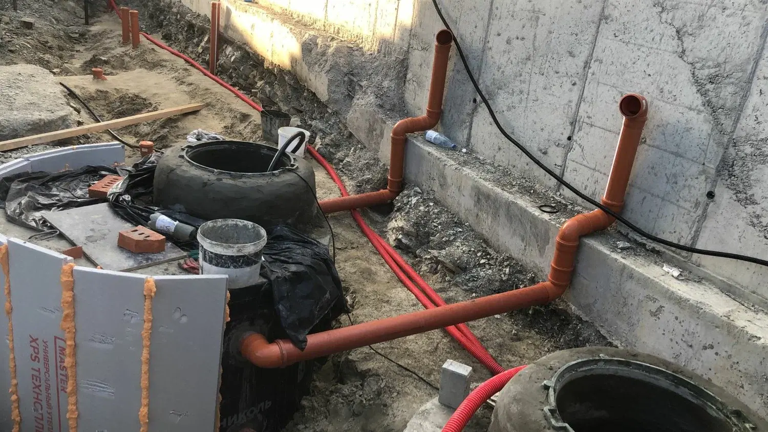 Монтаж пластикового кессона для скважины под ключ